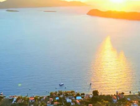 Einfamilienhaus Zum Verkauf Auf Einem 2000M2 Großen Grundstück Am Meer Im Viertel Marmaris Söğüt. Geeignet Zum Festbinden Eines Bootes Davor.