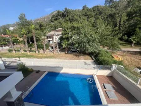 Ultra-Luxusvilla Zum Verkauf Im Viertel Icmeler Im Stadtteil Marmaris, 4 Zimmer, 4 Bäder, 240M2 Mit Swimmingpool, Auf Einem Komplett Freistehenden 450M2 Großen Grundstück Mit Waldblick