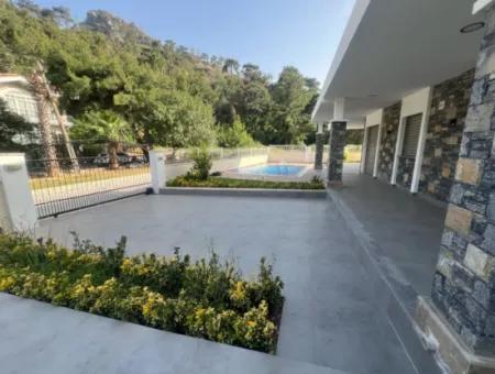 Ultra-Luxusvilla Zum Verkauf Im Viertel Icmeler Im Stadtteil Marmaris, 4 Zimmer, 4 Bäder, 240M2 Mit Swimmingpool, Auf Einem Komplett Freistehenden 450M2 Großen Grundstück Mit Waldblick