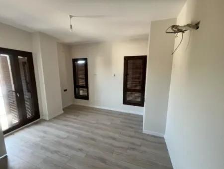 Marmaris Çetibeli Mahallesinde Orman Manzaralı Müstakil Bahçeli Yüzme Havuzlu Site İçerisinde 3 Oda 3 Banyo Satılık Villa